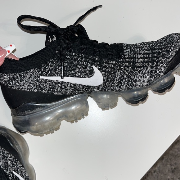 Nike Vapormaxes - Picture 4 of 7